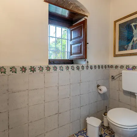 The And Art Seahorse House * Vittoria